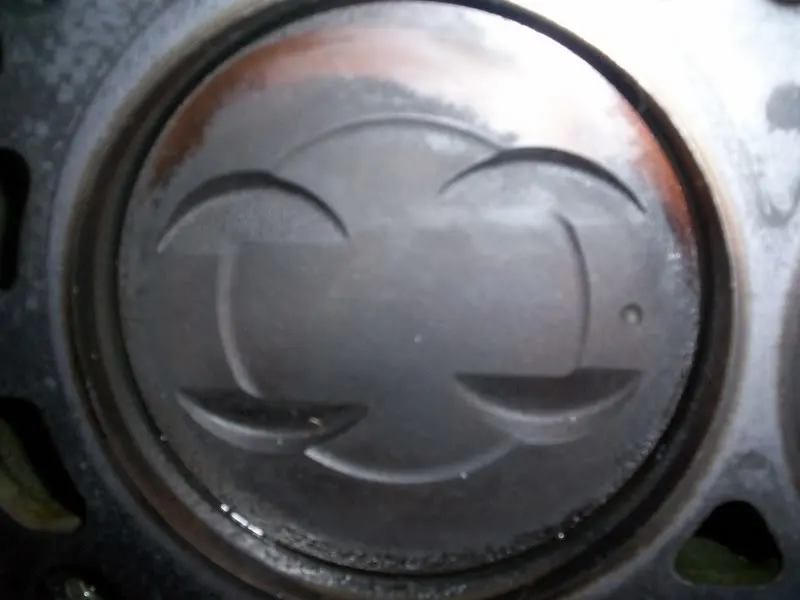 mustangpistonsandheads004.webp