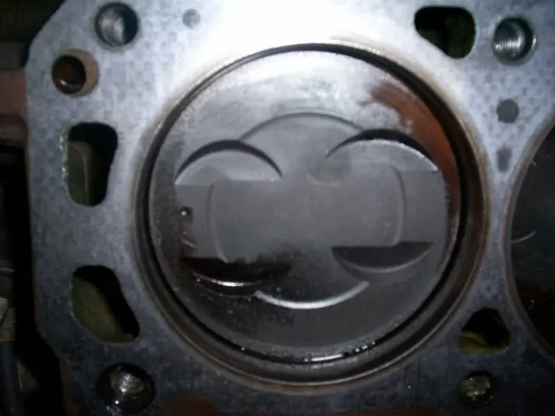 mustangpistonsandheads005.webp