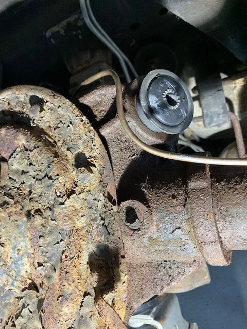 rearsuspension_rusteddiffnewbushing.jpg